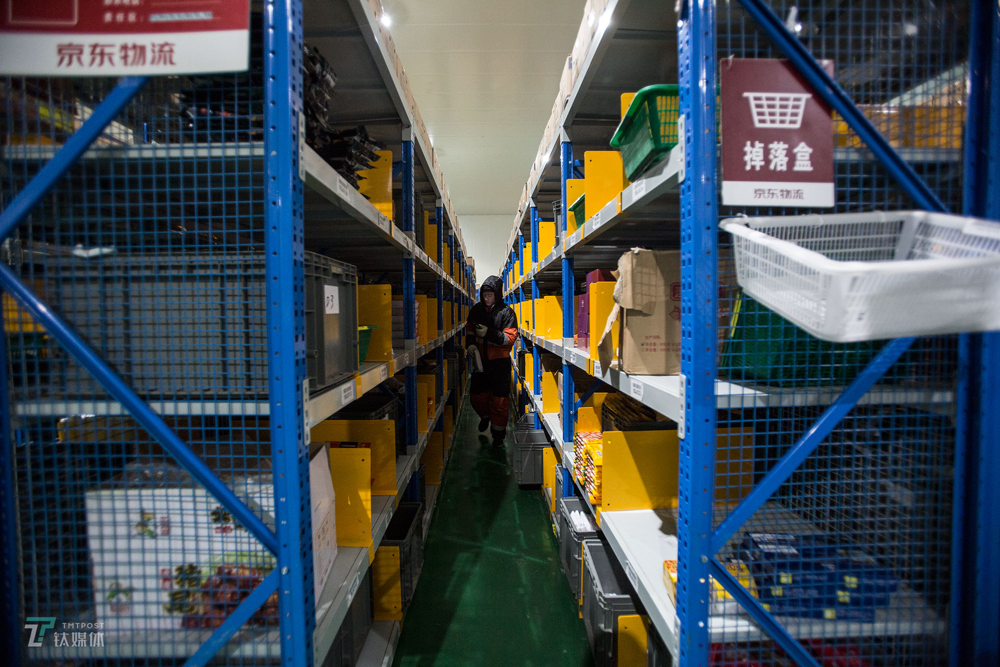 探访京东冷冻仓库拣货员寒冬里作业酷暑中取暖丨钛媒体影像在线