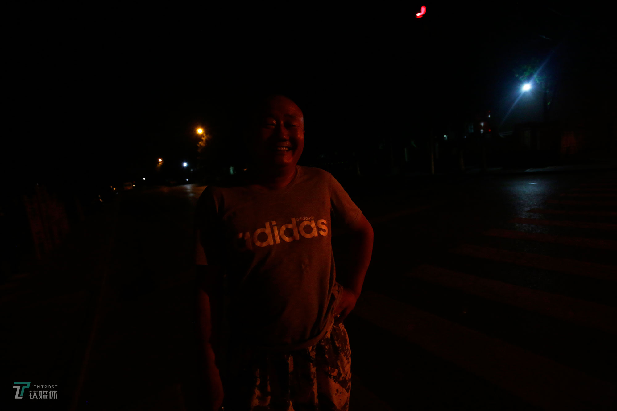 风暴中的网约车司机们丨钛媒体影像《在线》