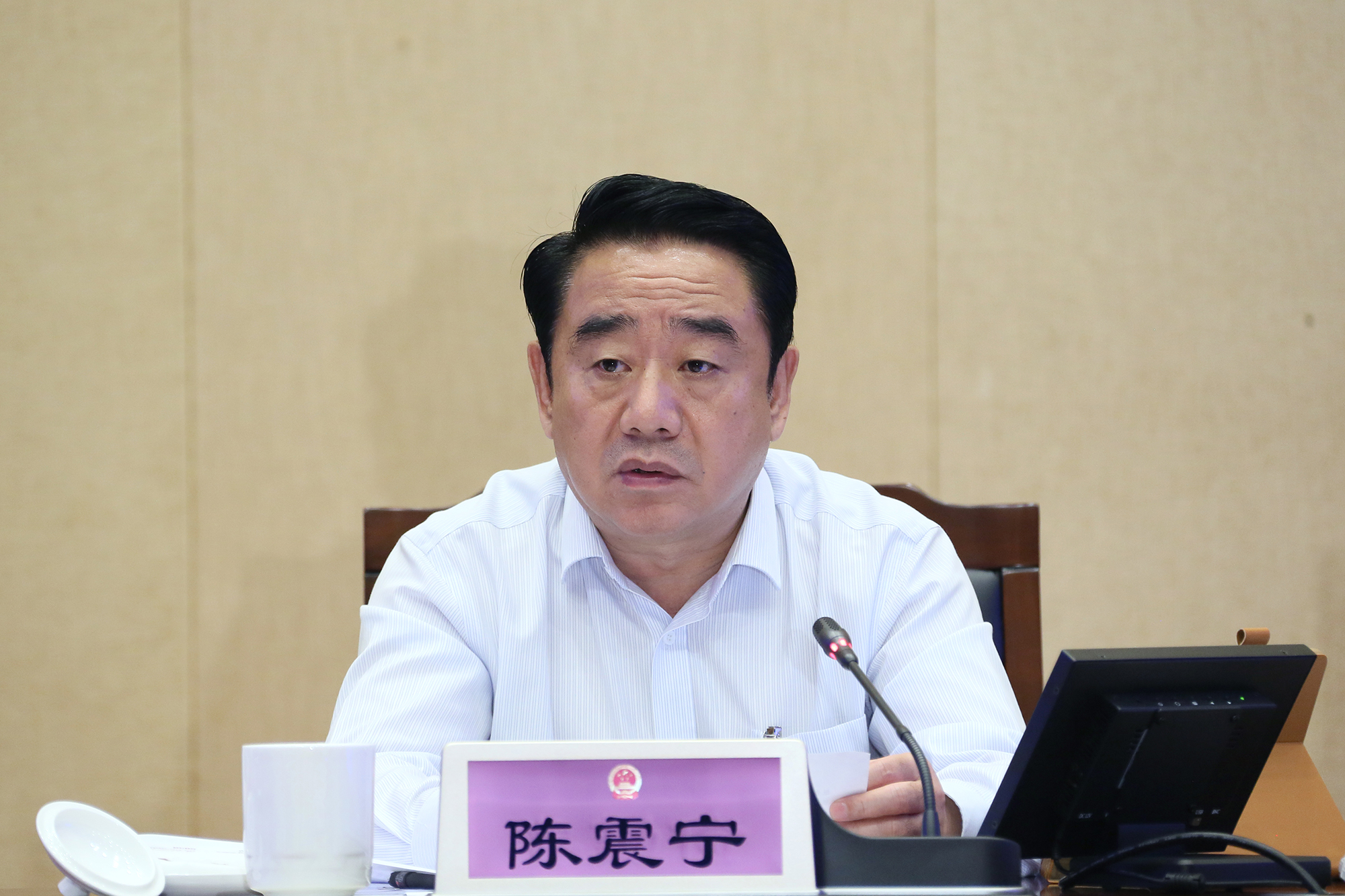 省人大常委会常务副主任陈震宁主持第一次全体会议