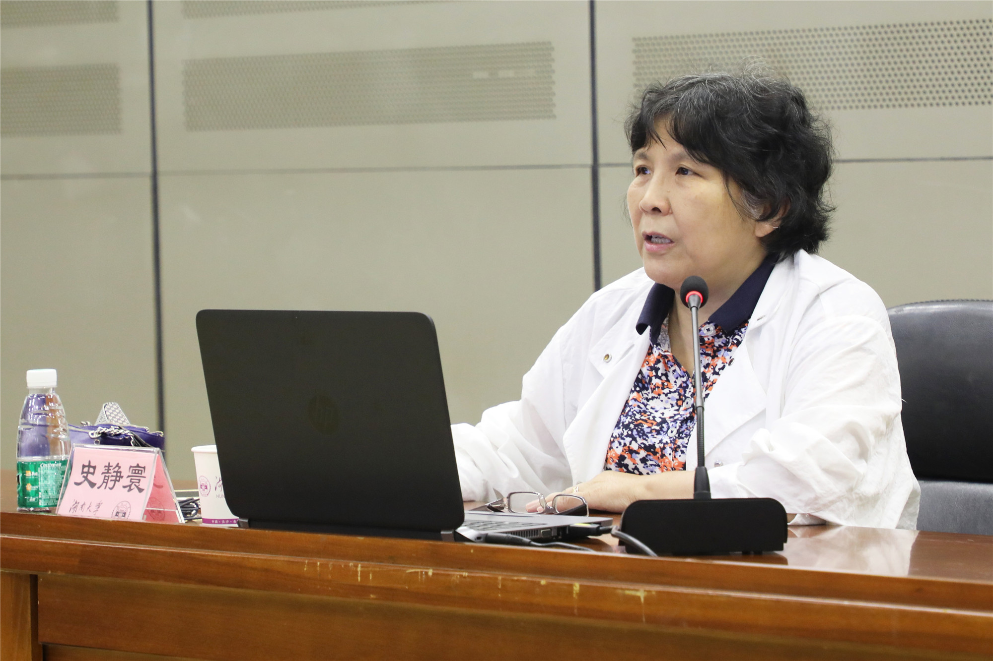 副院长史静寰教授,《求是》杂志内刊部主任祝念峰研究员先后作辅导报