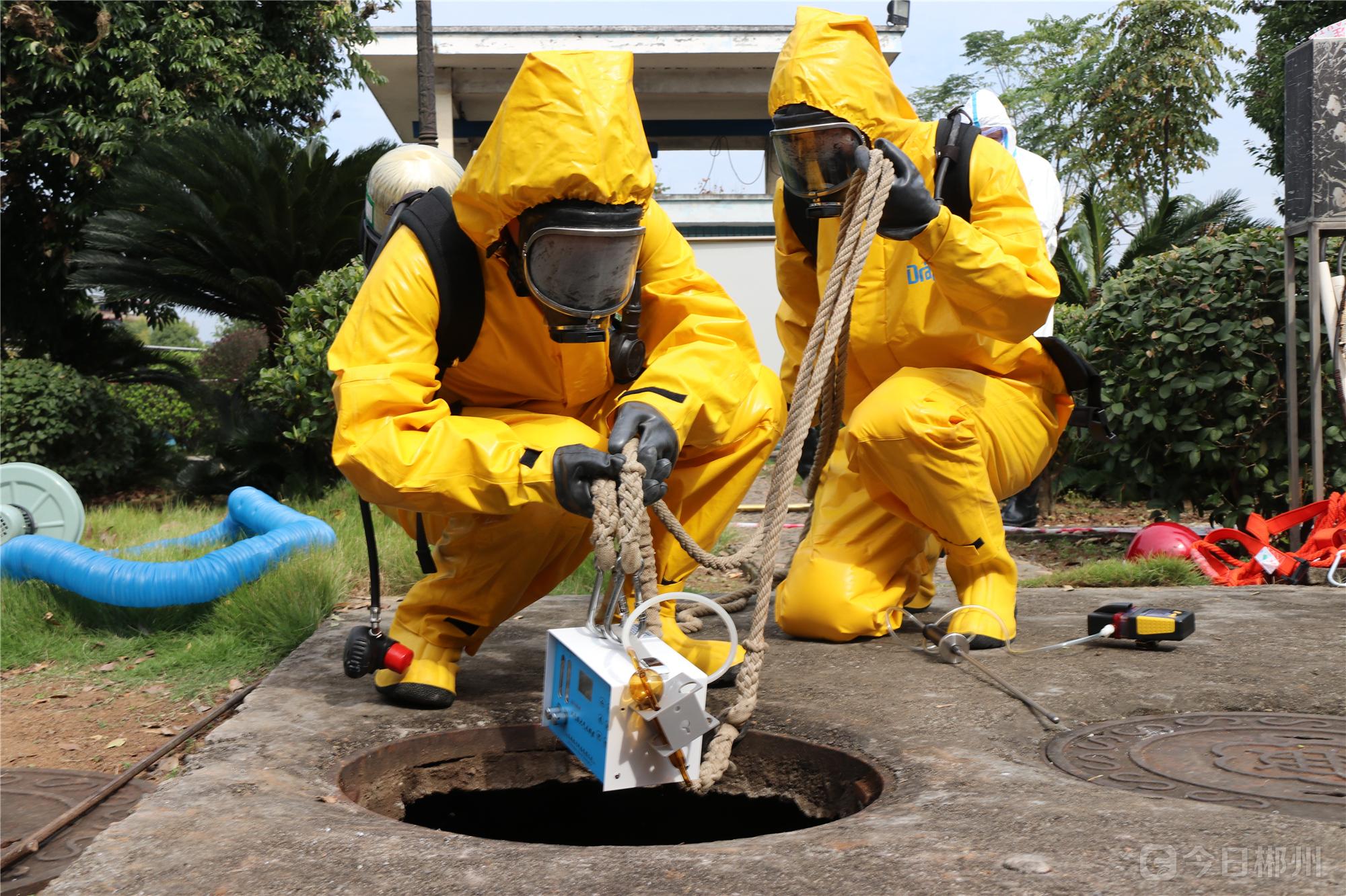 进行硫化氢气体浓度检测与此同时,郴州市疾控中心组织防护人员携带