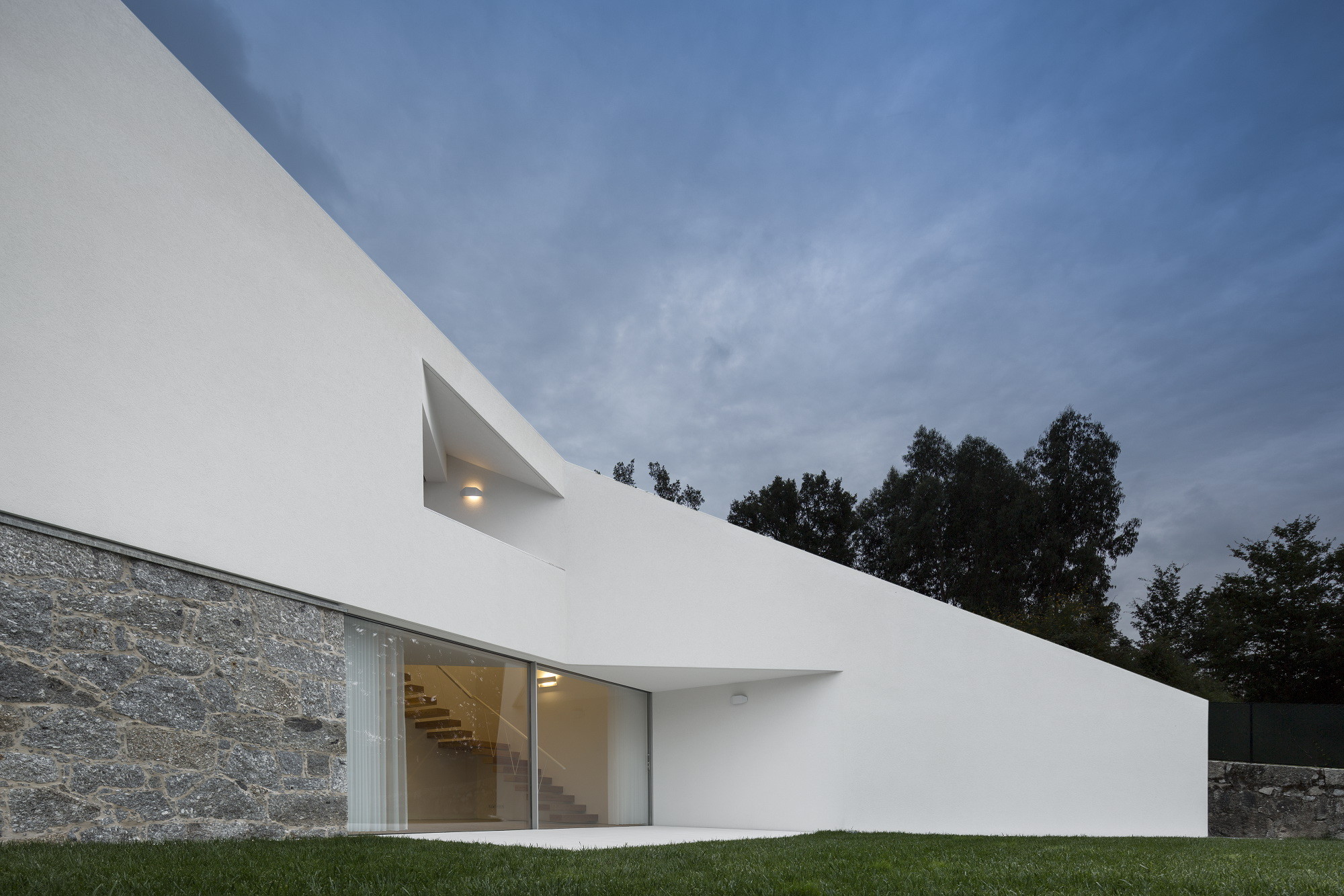 现代雕塑立体切割的艺术品:葡萄牙三角住宅|立面图|葡萄牙|剖面图