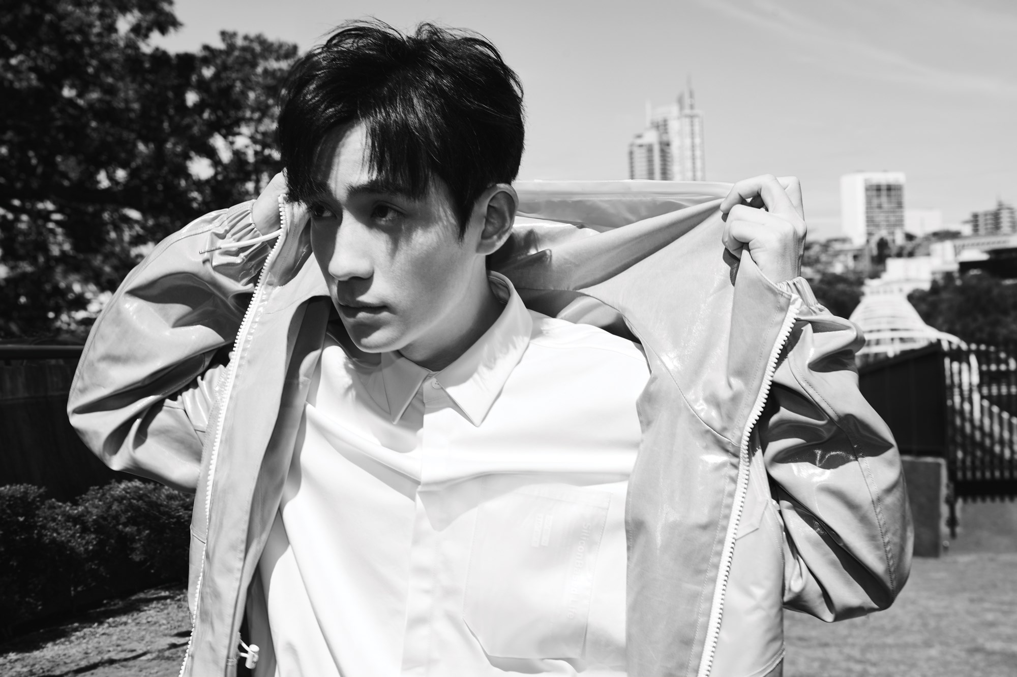 朱一龙首本个人写真集《depart》诚意上线 诠释都市儒雅绅士