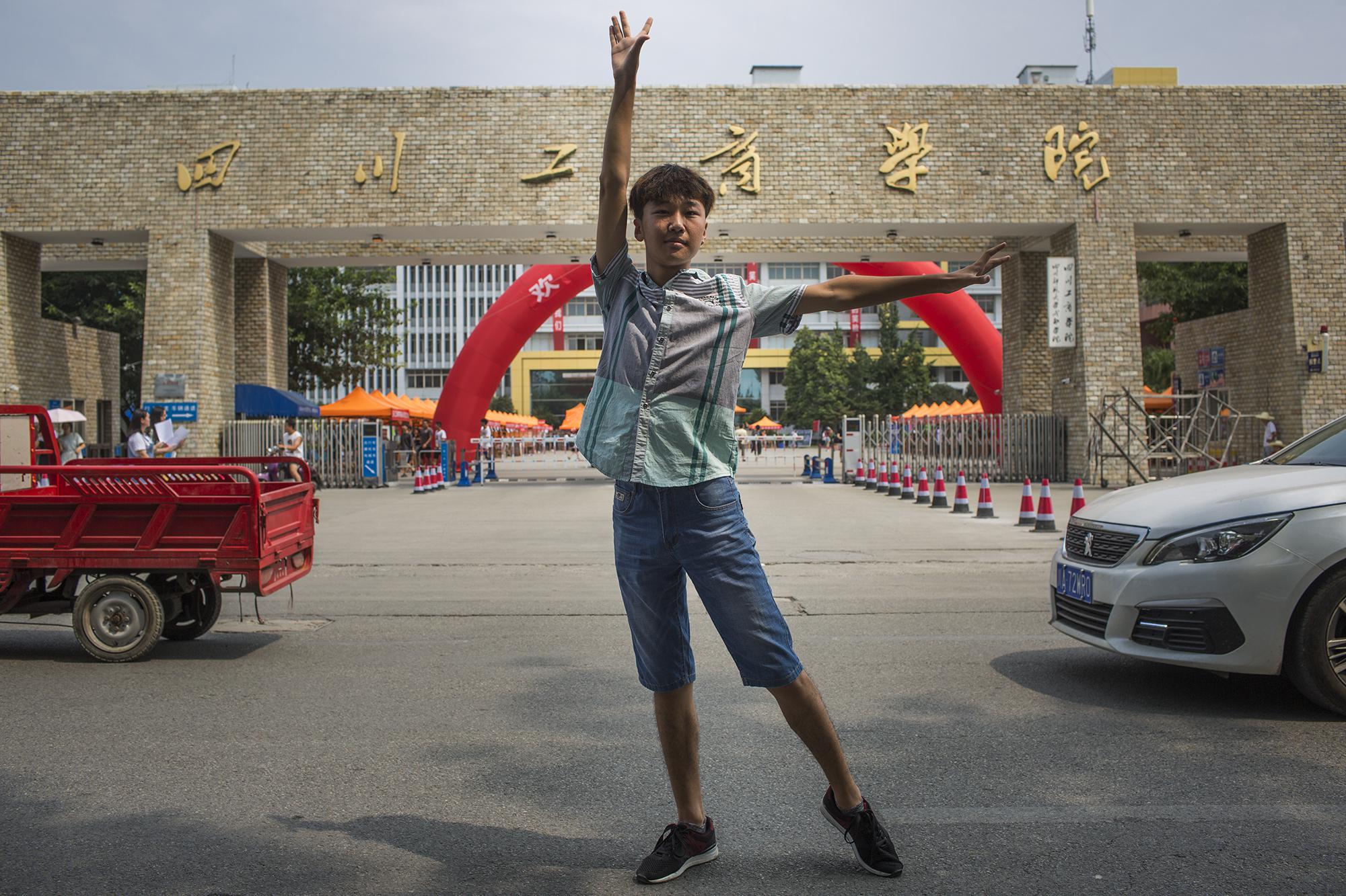 　2018年8月30日，大学生刘春莹在四川工商学院门口展示舞蹈动作。2017年，刘春莹以舞蹈艺术生的身份考入四川工商学院。受访者供图