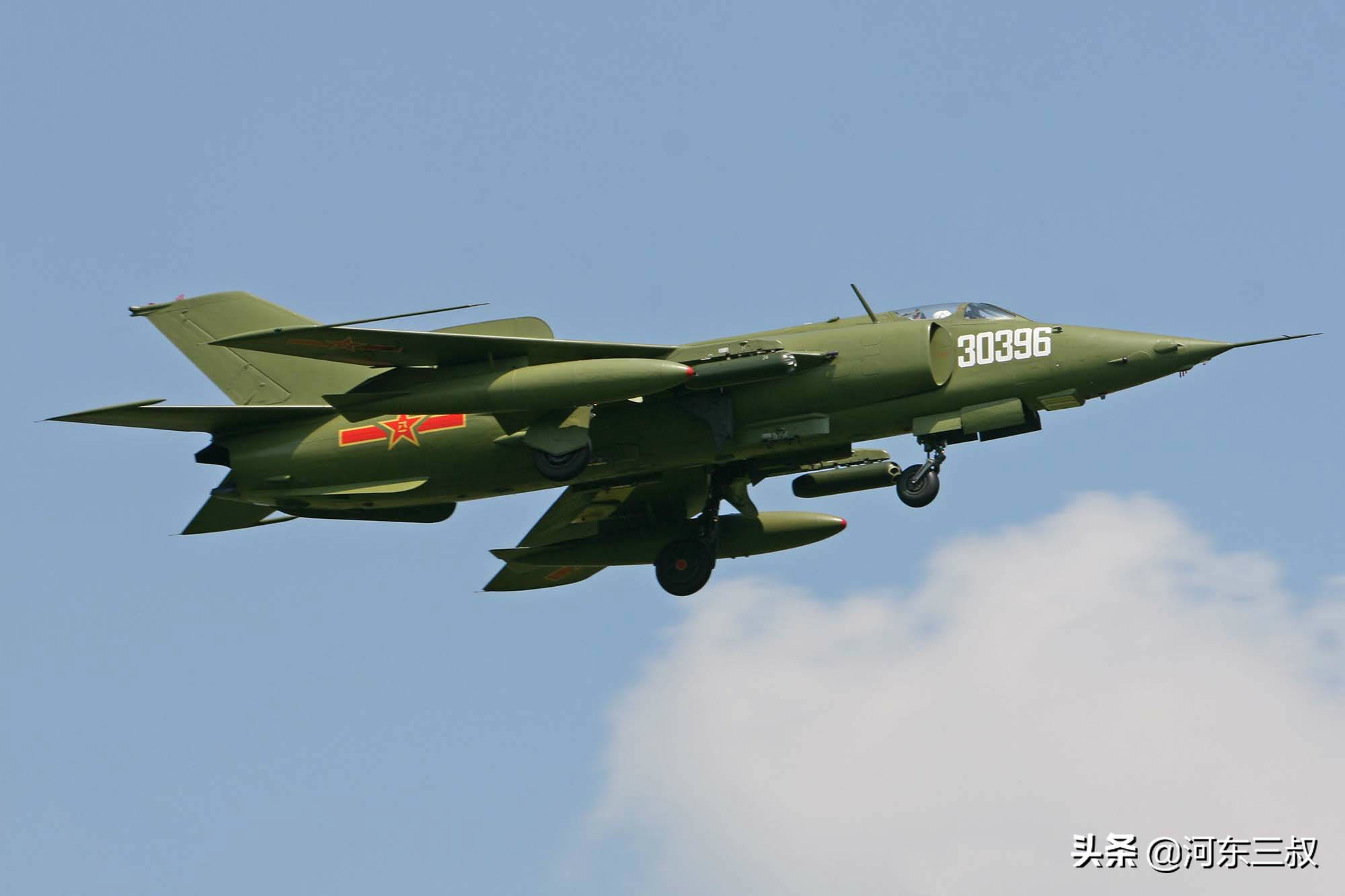 曾经最帅机型强-5强击机,中国版"疣猪"独挑大梁50年