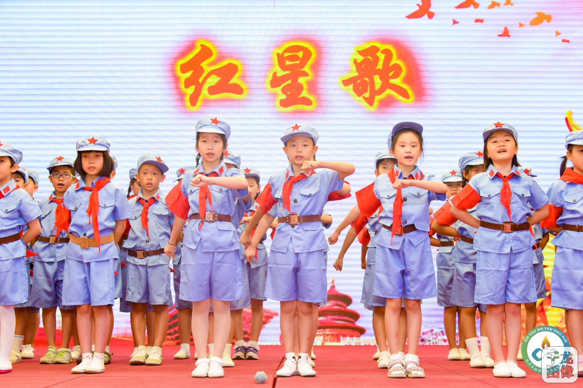 开学典礼遇上主题游园会 石油附小激发学生爱国之情