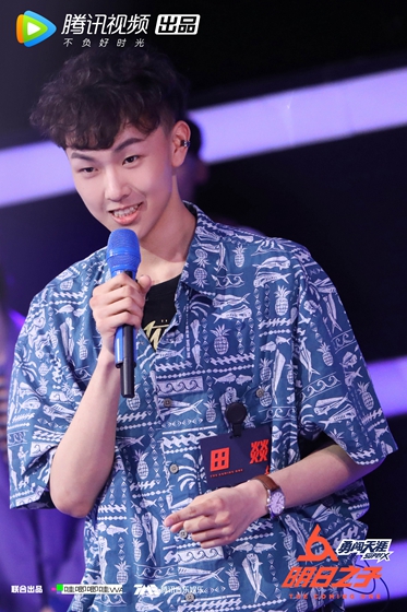 不乏表演时耀眼夺目的选手,自信舒展如邓典,气势强大如viito,而田燚更