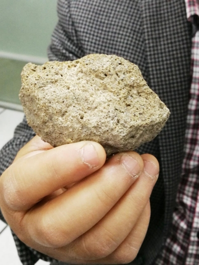 暴风雨后他捡到一个天外来客期待权威机构对这块石头鉴定