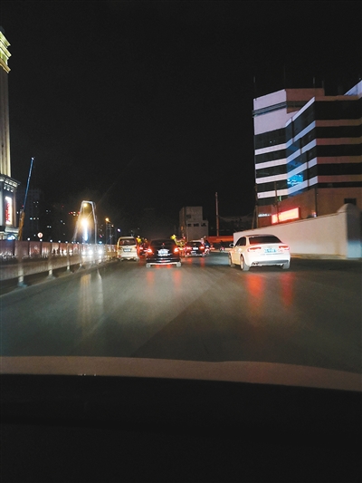 太华北路大明宫段路灯昏暗,车辆行驶缓慢.