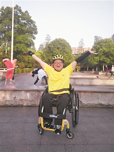 双腿残疾也要努力"奔跑"