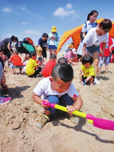 看沙雕骑骆驼挖沙寻宝沙雕节里孩子快乐过假期