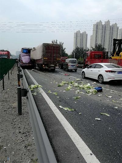 北京东六环内环古城西桥9车追尾 致1人受轻伤