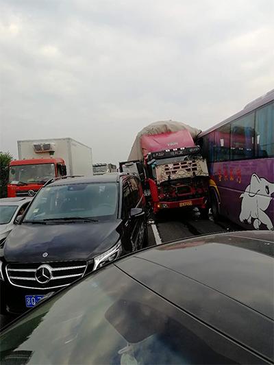 北京东六环内环古城西桥9车追尾 致1人受轻伤