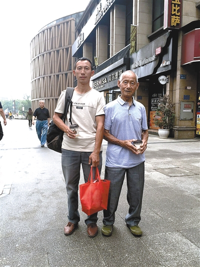 易光成父子来渝寻亲