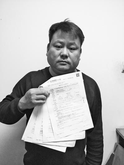 一起车祸牵出了保单造假案 保险公司这样回应 郑州某旅游汽车客运公司负责人李华鸟找出的13个假保单,都是经阳光财险公司员工秦天森之手。 大河报·大河客户端记者张波文图
