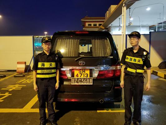 图为:海关关员查获的cpu  潘宣伊/摄图为:海关关员查获的cpu   潘宣伊