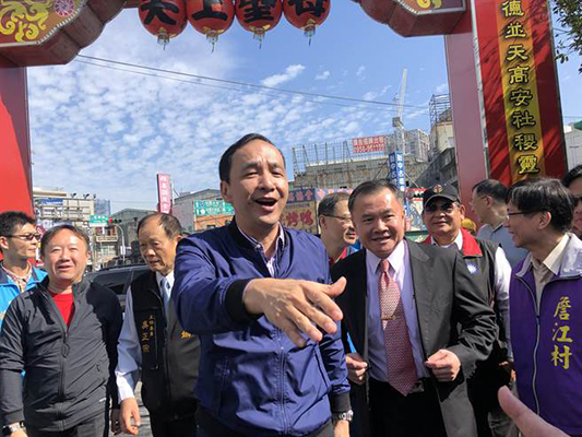 表态参选下届台湾地区领导人的朱立伦一连2天回到家乡桃园特制“诸事大吉”红包袋，受到民众热烈欢迎，让他笑开怀。（图片来源：台湾“中时电子报”）