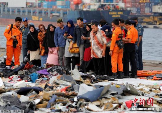 资料图：当地时间2018年11月1日，印尼雅加达，印尼狮航JT610客机坠海搜救已进入第四天，遇难者遗物摆满一地，家属辨认。