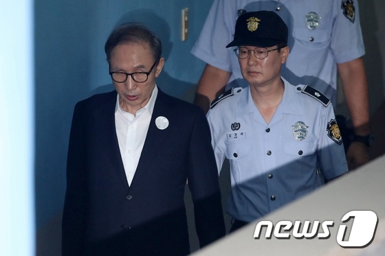 李明博涉"贪污受贿案"终审审理 检方提请判处20年有期徒刑【组图】