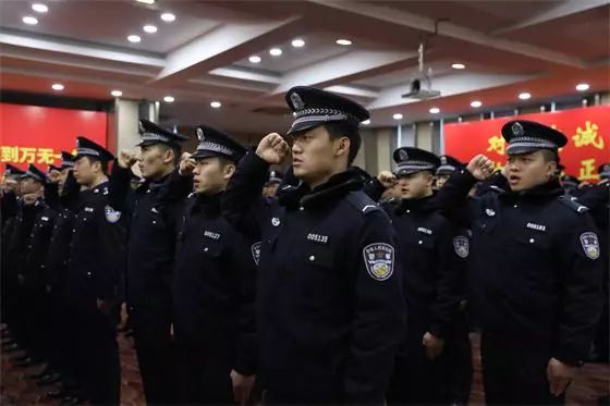 △新疆公安警卫部队转改官兵集体换装