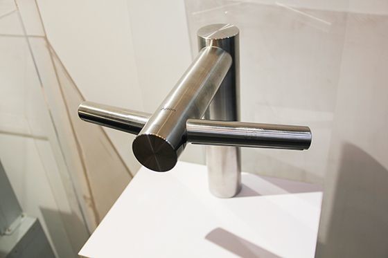 商场中常见的那种挂在墙上的大盒子,而是可以像水龙头一样安装在洗手