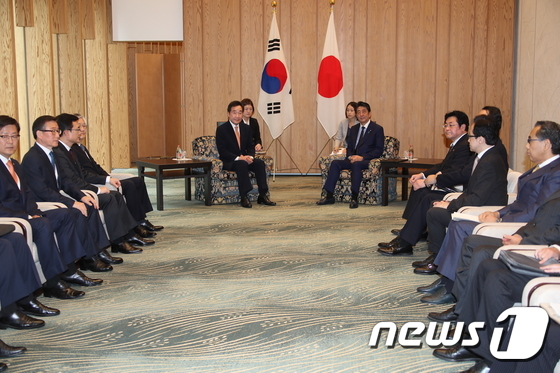 韩国首相:韩国总理与安倍晋三会谈 两人微笑握手(图) 现场图(news 1)