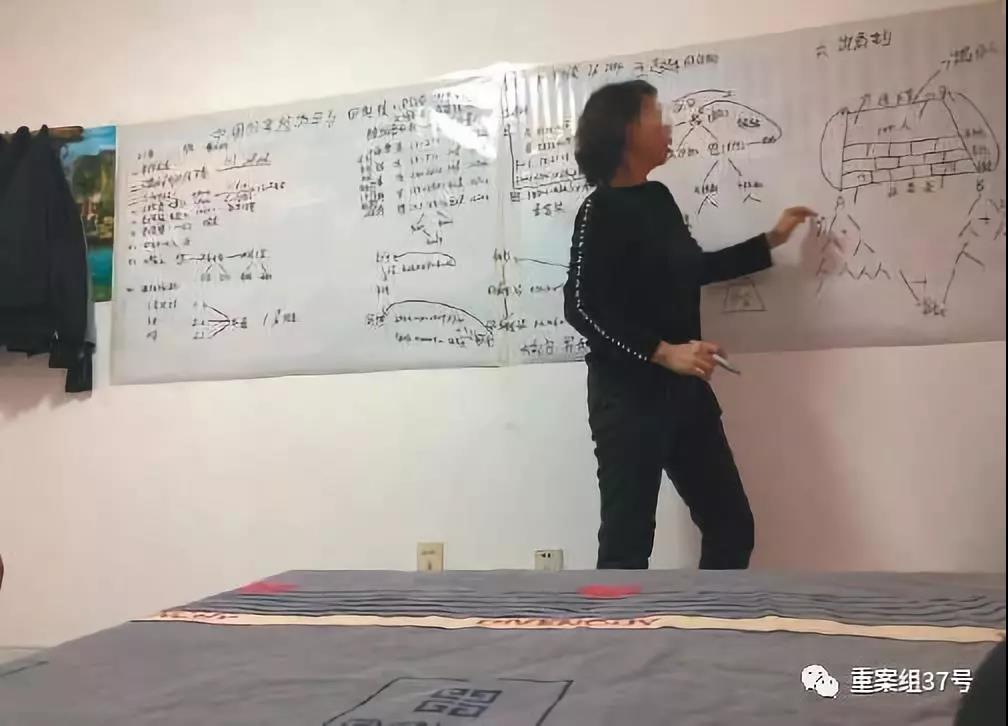 10月23日，一名女“講師”在租住的房子裏，給成員講授如何拉人頭賺錢。    新京報記者 吳江 攝