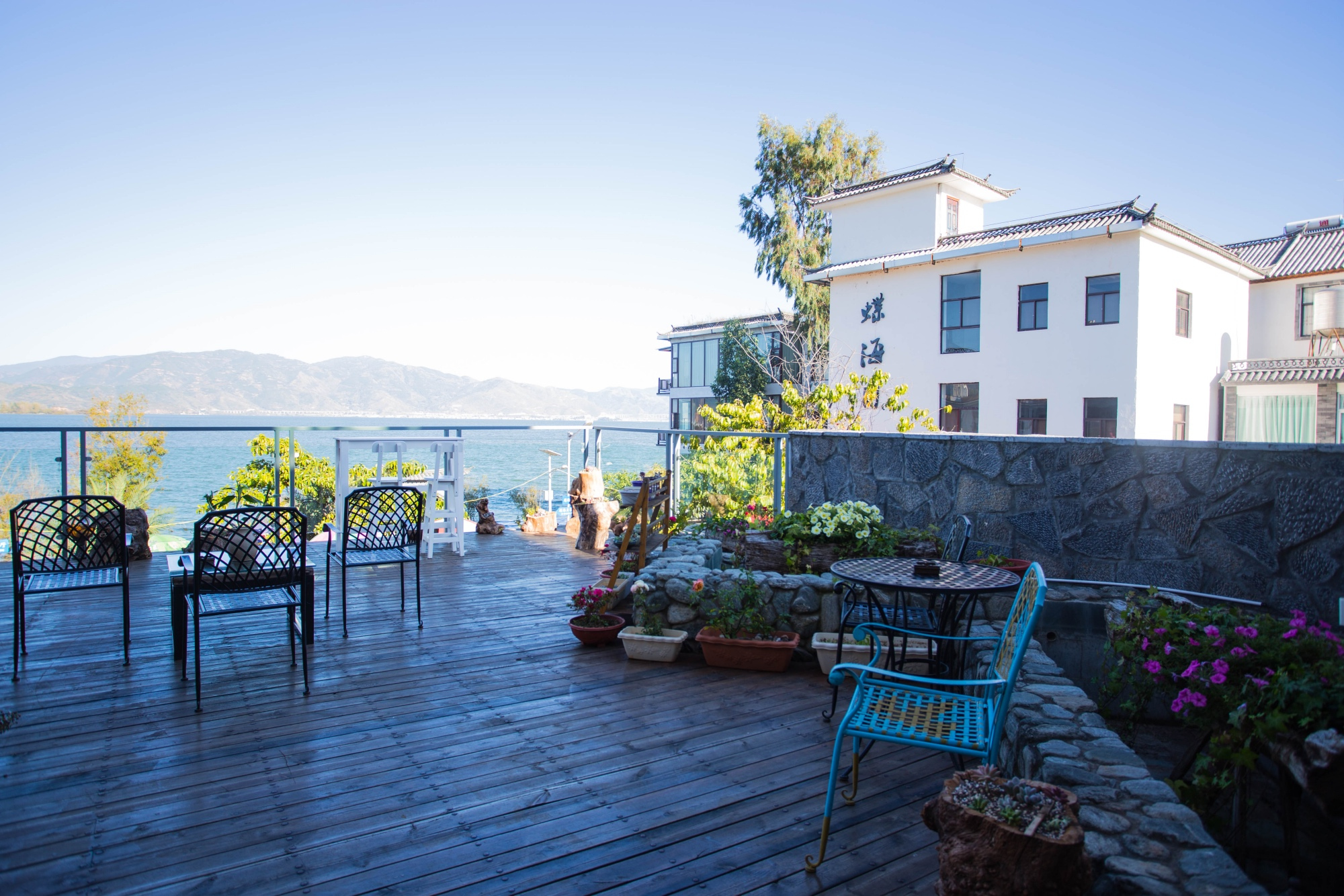 整治16个月后,洱海沿岸客栈被关停,游客无惧污染照常下水