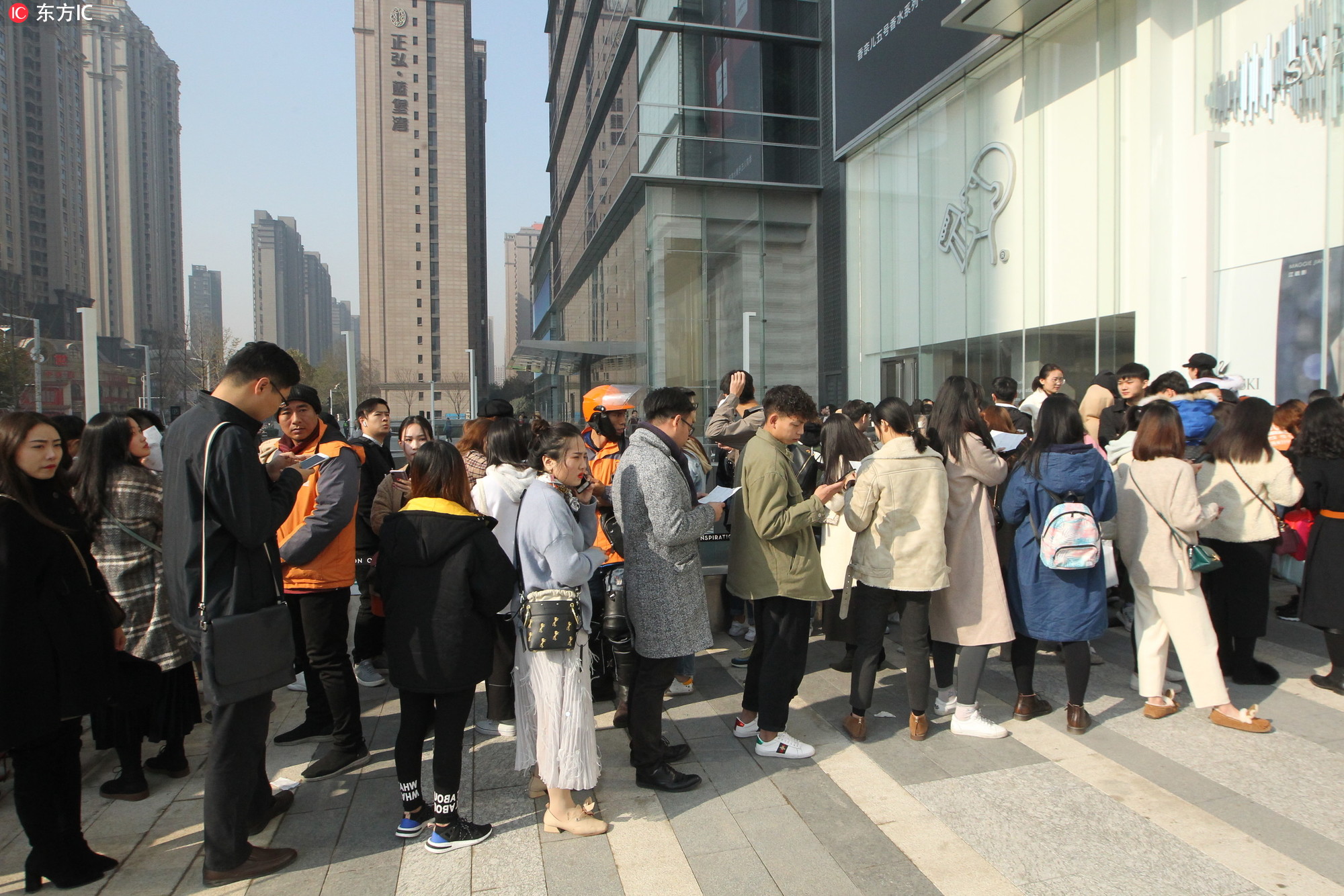 揭秘网红饮品店排长队的背后|刘静|奶茶店|排队_新浪网