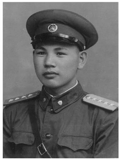 赵友金1955年被授予大尉军衔.赵友金70岁时拍的照片.