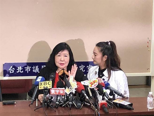 台湾资深艺人郑惠中召开记者会向郑丽君道歉。（图片来源：台湾“中时电子报”）