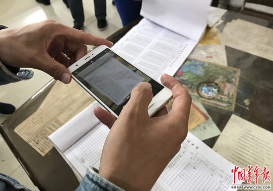 　　“绿盾”巡查人员核对位于青海三江源国家级自然保护区缓冲区内拉贡水电站的发电数据，并拍照取证。
