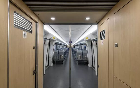 当事女子回应称,自己患遮光性皮炎,必须要抹防晒,当时被敲卫生间门还