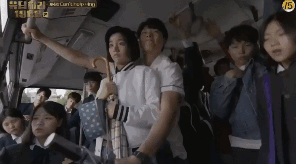 和曾淇站在一起还是蛮般配的,不知道俩人会不会把那个年代的青春演好