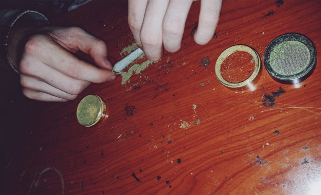 她强行推开了厕所门,迎面看到的,是张有才正在厕所里点锡箔纸吸毒