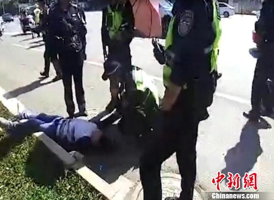 图为歹徒被民警制服。昆明市公安局供图