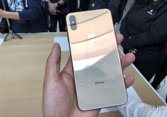 苹果iphone xs真机图赏 6.5寸屏幕带来5.5寸的手感_八卦趣闻_新浪游戏