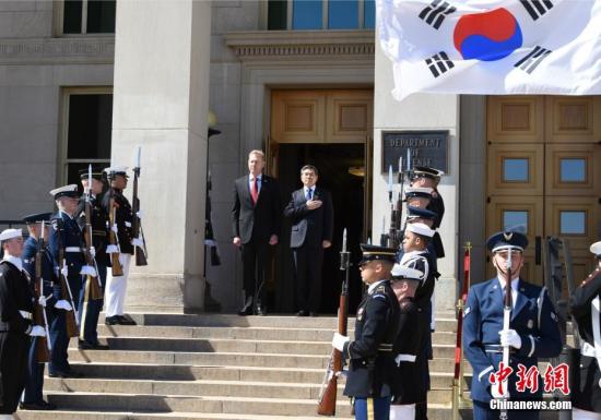资料图：当地时间2019年4月1日，美国国防部代理部长沙纳汉与韩国国防部长官郑景斗在五角大楼举行会晤。中新社记者 陈孟统 摄
