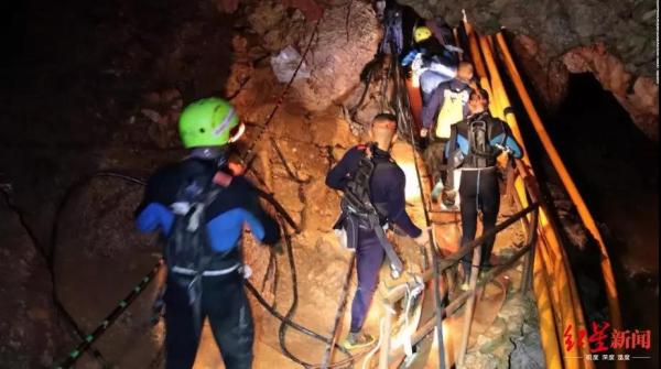  洞穴中的救援人员（图自：CNN）