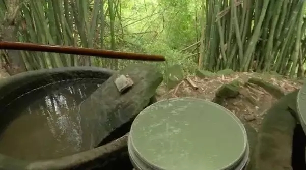 余明轩家饮山上的水