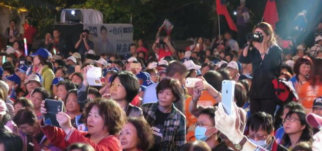民众到场为侯友宜加油（图片来源：香港中评社）