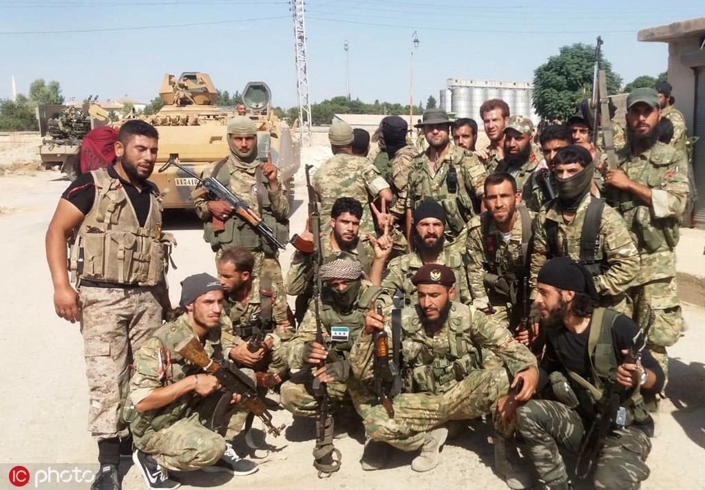 “叙利亚国民军”12日在拉斯爱因拍照庆祝 @IC Photo