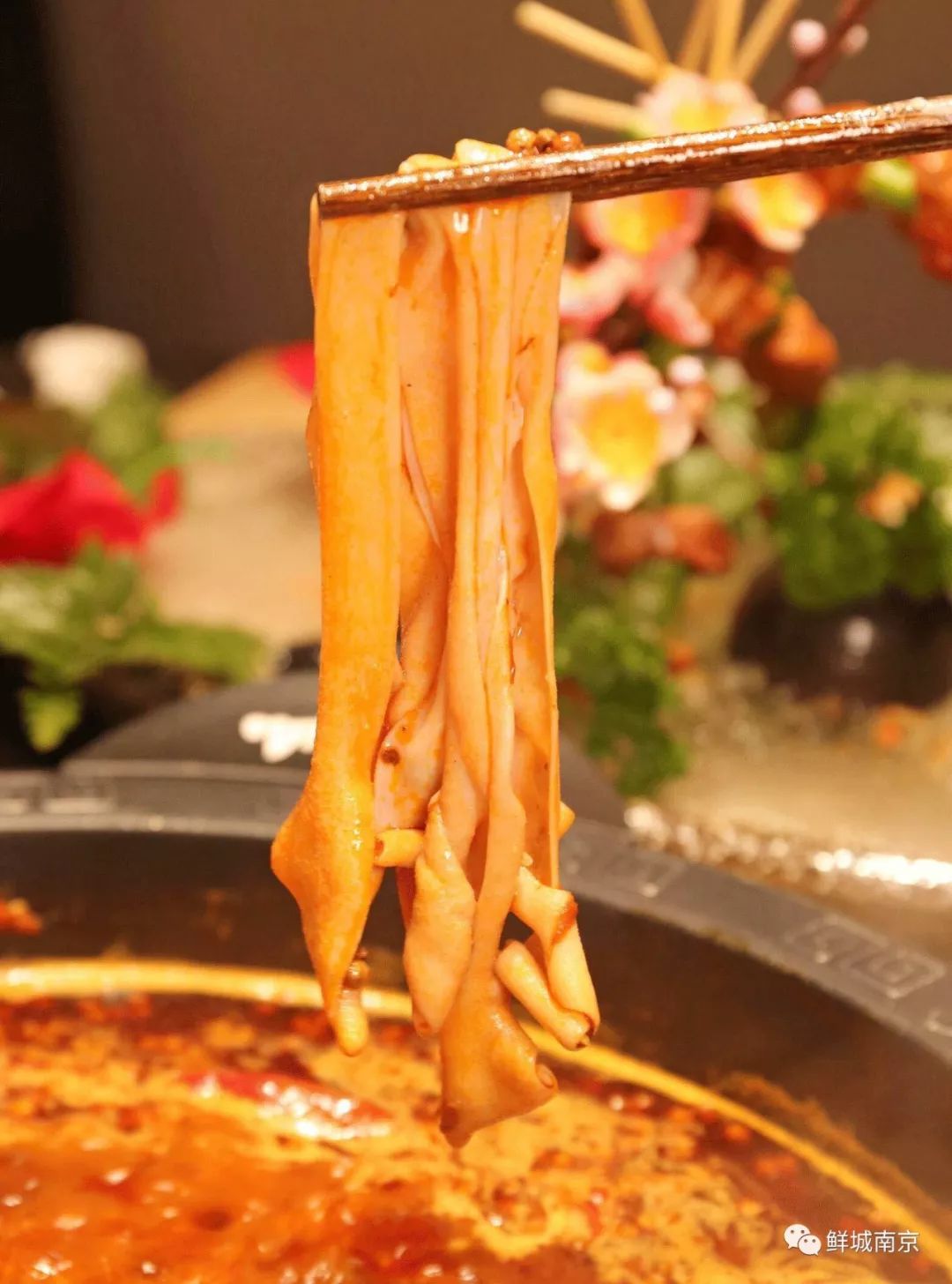 鹅肠是从四川空运过来的,每根鸭肠都清透粉嫩,像樱花般的娇嫩粉,属于"