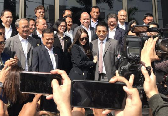 他信儿子:泰国前总理他信之子被控洗钱 最高或被判10年(图) 潘通泰(中间偏右)抵达总检察署(图源:《曼谷邮报》)