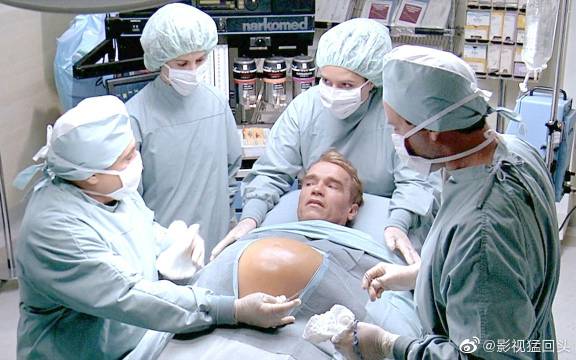 速看科幻喜剧电影《魔鬼二世》男人也能怀孕生子