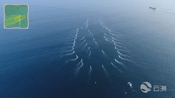 云洲智能56艘无人艇在某海域开展多艇协同技术测试，形成“航母”图形