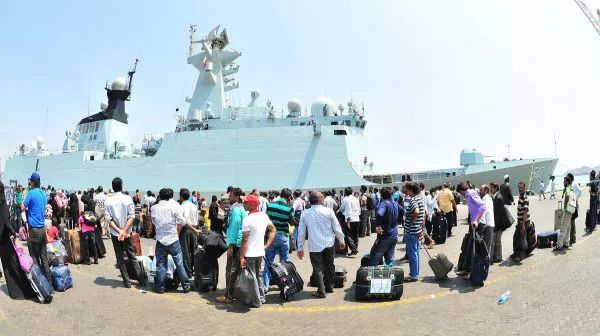 ▲资料图片：2015年4月2日，中国海军第十九批护航编队临沂舰抵达也门亚丁港，外方人员有序登舰。（新华社发）