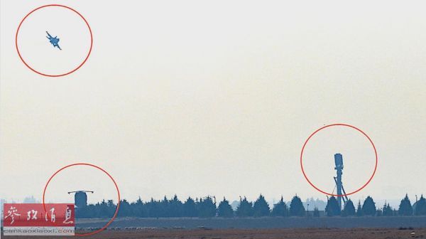 资料图片:土耳其正在测试用S-400雷达照射F-16战机。图中左上为土军F-16战斗机,左下为S-400导弹系统的91N6E雷达,右下为安装在桅杆上的96L6E雷达。(美国“驾驭”网站)