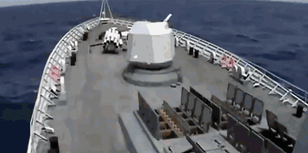 我国130舰炮射程能超过100公里,这么远是如何瞄准的?