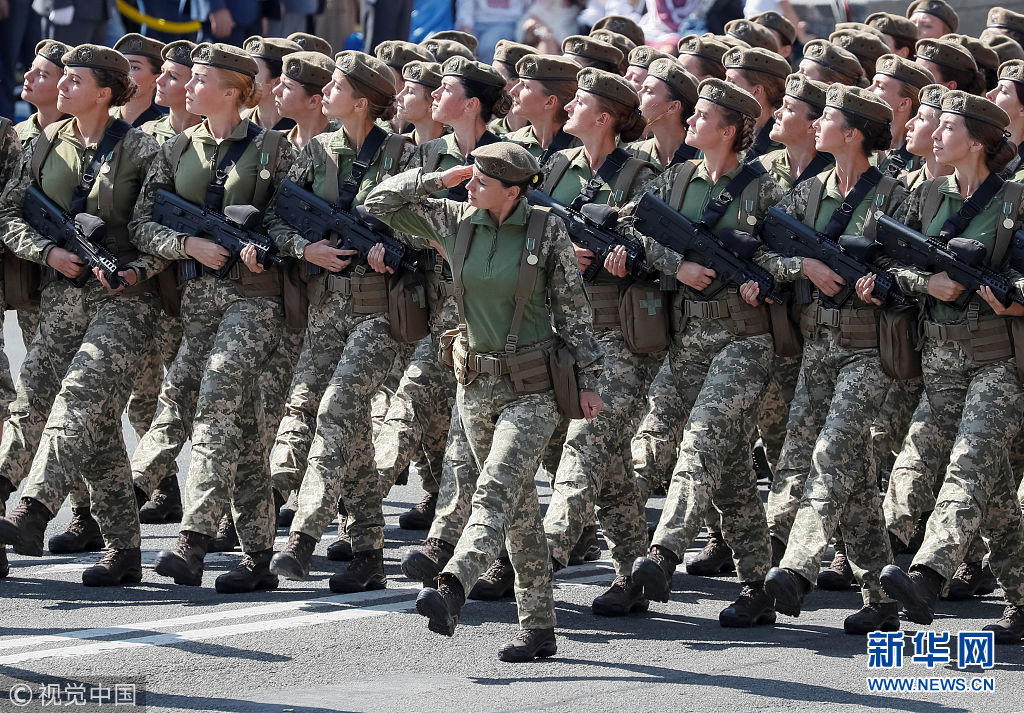 乌克兰举行独立日阅兵女兵英姿飒爽
